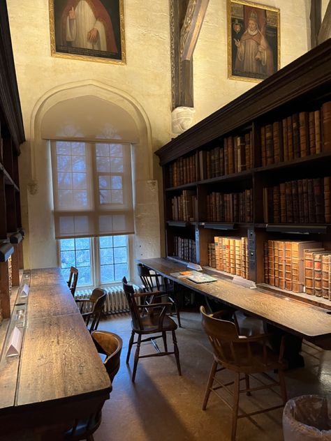 Oxford Oxford Apartment Aesthetic, Oxford Dark Academia Aesthetic, Ivy League Architecture, Ivy League University Aesthetic, Oxford College Aesthetic, Vintage University Aesthetic, Oxford Dorm Room Aesthetic, Book World Aesthetic, Fall University Aesthetic