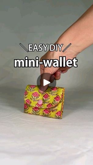 How To Make A Wallet, Diy Mini Wallet, Kool & The Gang, Wallet Diy, Diy Clothes Accessories, Wallet Sewing Pattern, Wallets For Girls, Simple Wallet, Pouch Sewing