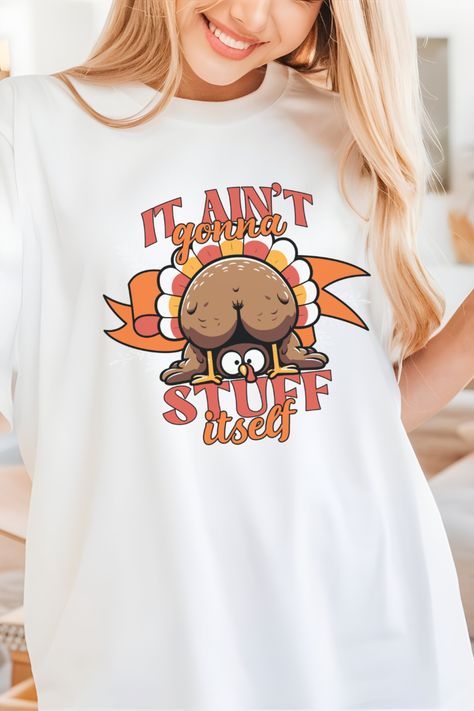 It’s that time of year again—time to eat until you can’t move and laugh until your sides hurt. This hilarious "It Ain't Gonna Stuff Itself" Thanksgiving shirt is perfect for anyone who’s serious about two things: turkey and good times. Featuring a cheeky turkey with its backside front and center, this shirt makes it clear: the turkey isn’t going to stuff itself, and neither are you! Turkey Shirt Ideas, Thanksgiving Funny Shirts, Turkey Meme, Thanksgiving Shirt Ideas, Watching Football, Funny Thanksgiving Shirts, Hosting Dinner, Turkey Shirts, Turkey Dinner