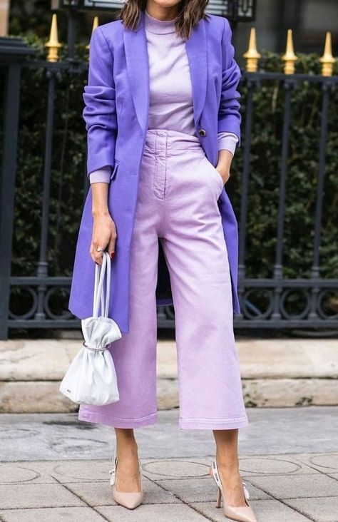 Oct 3, 2018 - This Pin was discovered by Josie Guevara-Torres. Discover (and save!) your own Pins on Pinterest Monochromatic Fashion, Colour Combinations Fashion, Color Blocking Outfits, Color Combinations For Clothes, Monochromatic Outfit, Purple Outfits, Looks Street Style, Mode Inspo, Looks Chic