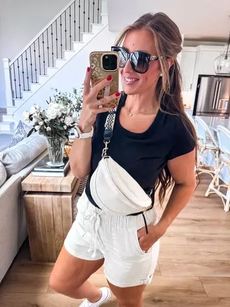 I love a good layering tshirt paired with shorts and a neutral bumbag.  Sports mom outfit at it's finest.  Everyday style // mom life // casual spring outfit // summer style Sports Mom Outfit, Casual Spring Outfit, Mom Outfit, Trip Outfits, Comfy Clothes, Sporty Casual, Field Day, Sports Mom, Casual Spring