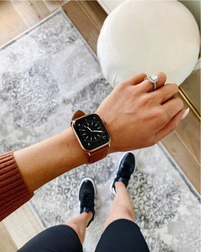 Apple Watch Leather Band Women, Apple Watch 45mm Women On Wrist, Starlight Apple Watch Aesthetic, Styling Apple Watch, Black Apple Watch Aesthetic, Apple Watch Outfits Women, Apple Watch Style Women, Apple Watch Outfit, Leather Apple Watch Band Women