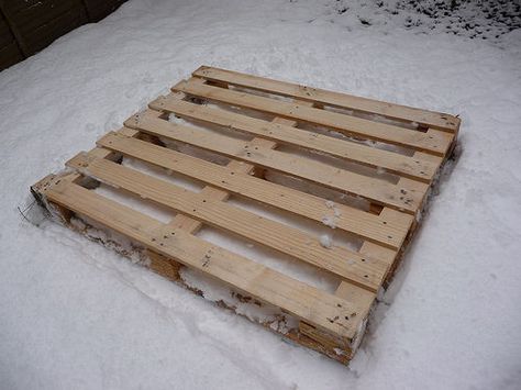 How to make a sledge out of wooden palette Wooden Sledge, Dinner Tray, Hampstead Heath, Tin Can Crafts, Small Backyard Gardens, Bottle Cap Crafts, Burlap Crafts, Candle Craft, Can Crafts