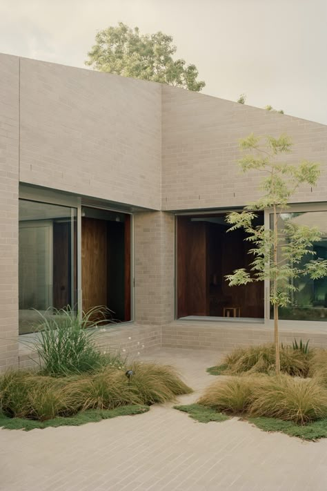 Japanese Courtyard Garden, Exterior Gate, Landscape Courtyard, Corbusier Architecture, Australian Houses, Australian Farm, Melbourne Home, Double Storey House, Contemporary Home Design