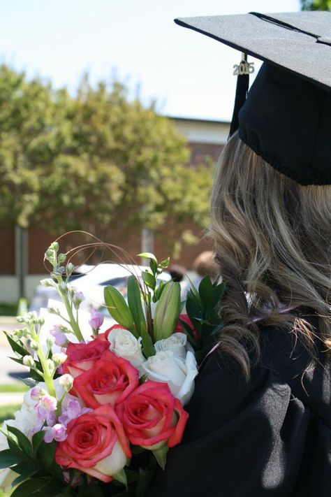 Graduation must have pic! Graduation Cap And Gown Aesthetic, Graduation Pics With Flowers, Graduation Poses With Flowers, Highschool Graduation Pictures Aesthetic, Ged Graduation Pictures, Graduation Pictures With Flower Bouquet, Graduation Day Photo Ideas, Graduation Asethic, Flower Graduation Pictures