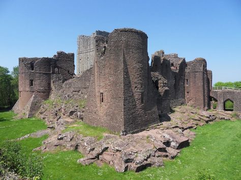 Goodrich Castle in Herefordshire0 Goodrich Castle, Herefordshire England, Beautiful Countryside, Castle Ruins, Meet Singles, Medieval Castle, Ghost Towns, Dating Site, On Set