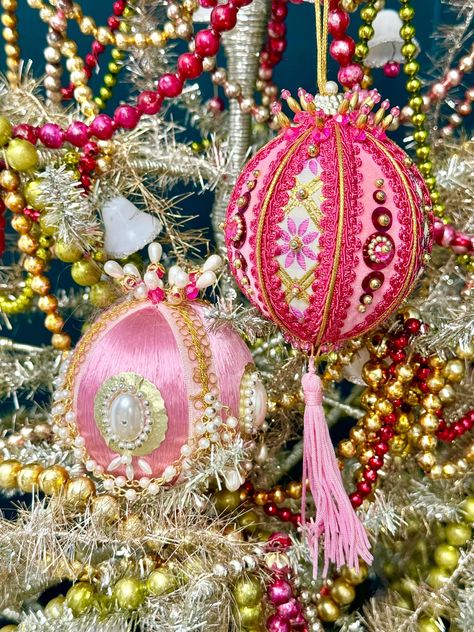 Pushpin Ornaments Diy, Vintage Sequin Ornaments, Vintage Push Pin Ornaments, Pushpin Ornaments, Diy Vintage Christmas Ornaments, Push Pin Ornaments, Pink Vintage Christmas, Pin Ornaments, Vintage Pink Christmas