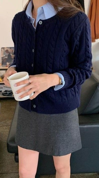 Old Money Outfits, Elegante Casual, Blue Cardigan, Fashion Mistakes, Mode Inspo, Looks Chic, 가을 패션, Mode Vintage, Korean Outfits