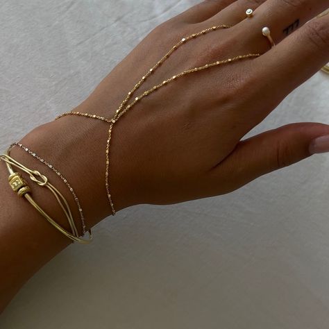 Good shopping.. Gold Fancy Jewellery, Bracelet En Or, Good Accessories, Nails Gold And Silver, Luxury Jewelry Aesthetic, Bracelet Ring Chain, Gold Ring Bracelet, Silver Hand Chain, Good Bracelet