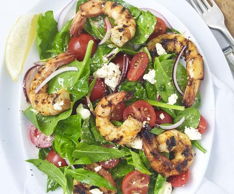 Greek barbecued prawn salad Harissa Shrimp, Cheese Shrimp, Prawn Salad, Halloumi Salad, Greek Salad Recipes, Refreshing Salad, Bean Stew, Shrimp Salad, Greek Salad