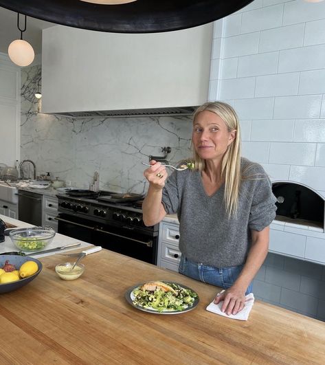 Gwyneth Paltrow Style, Cold Pressed Juice, Green Juice, Gwyneth Paltrow, Skin Care Treatments, Architectural Digest, Plant Based Diet, Organic Recipes, The Hamptons