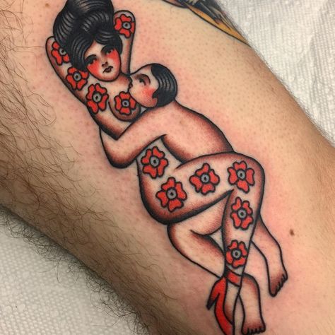 Pinup Couple, Traditional Tattoo Pin Up, Girl Flower Tattoos, Traditional Tattoo Woman, Traditional Hand Tattoo, Lovers Tattoo, Traditional Tattoo Flowers, Tattoo Apprenticeship, Couples Tattoo Designs