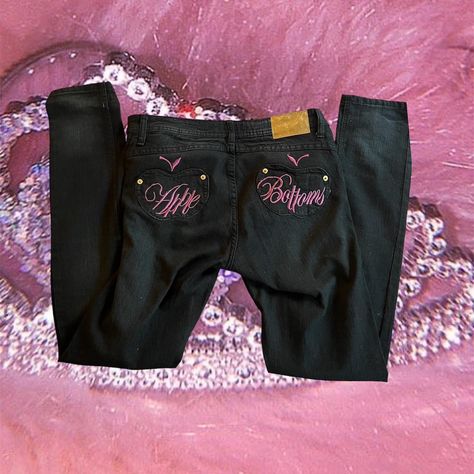 STUNNING rare Apple bottom jeans!!! Black denim,pink... - Depop 2000s Brands, Y2k Ideas, Embroidery People, Apple Bottom Jeans, Mlp Oc, Dr Closet, 2000s Clothes, Style Bundle, Pink Embroidery