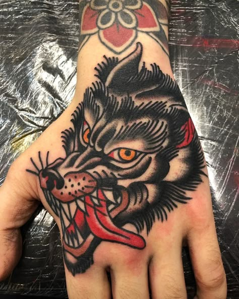 Wolf Tattoo Traditional, Old School Sleeve, Traditional Tattoo Man, Traditional Tattoo Woman, Traditional Hand Tattoo, Kunst Tattoos, Tattoo Old School, Tattoo Traditional, Mermaid Tattoos