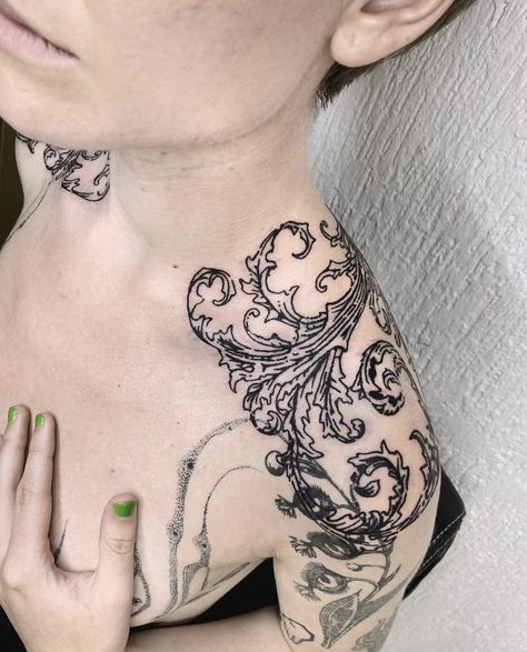 Beautoful tattoo done by @kellyricotattoo on instagram Lace Neck Tattoo For Women, Baroque Tattoo Men, Shoulder Armor Tattoo Women, Medieval Armor Tattoo, Filigree Back Tattoo, Matching Collar Bone Tattoos, Large Shoulder Tattoo, Gothic Shoulder Tattoo, Etching Tattoo Sleeve