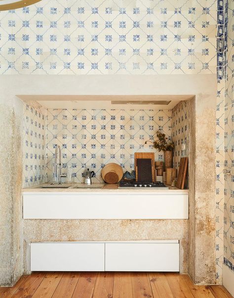 Portuguese Homes Interiors, Portuguese House Interior Design, Portuguese Kitchen Design, Portuguese Interiors, Portuguese Tiles Bathroom, Portuguese Bathroom, Portugal Interior Design, Portuguese Tiles Kitchen, Portuguese Interior Design