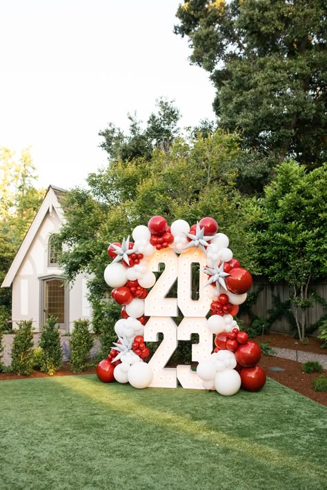 grad marquee + balloon ideas Holiday Graduation Party, Red White Graduation Party, Red Graduation Party Decorations, Graduation Party Ideas Red And White, Red And White Grad Party, Christmas Graduation Party, Grad Party Themes High School, Grad Party Balloon Arch, Red And White Balloon Garland