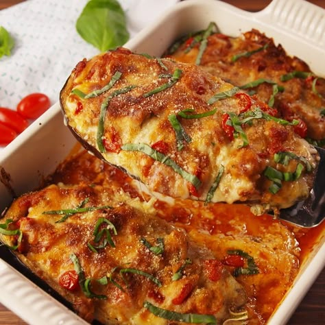 Eggplant lovers, this cheesy Parm bake from Delish.com is for you. Stuffed Eggplant Recipes, Fedtforbrændende Mad, Stuffed Eggplant, Eggplant Parm, Eggplant Dishes, Makanan Diet, Tasty Vegetarian Recipes, Fish Food, Eggplant Recipes