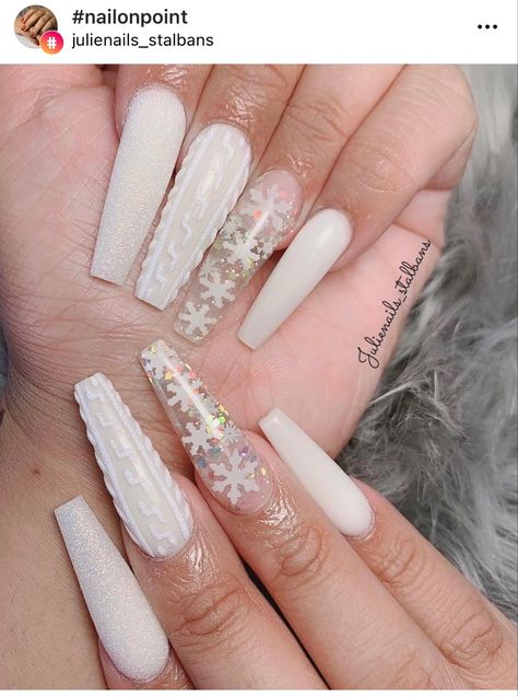 White Nails Christmas Design, White Christmas Acrylic Nails, Clear Christmas Nails, White Christmas Nail Designs, Nail Noel, Boujee Nails, Encapsulated Nails, Medium Nails, Different Nail Designs