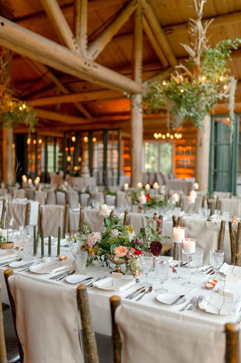 This Colorado wedding in the Rocky Mountains is a botanic lover’s dream #woodlandweddinginspiration #cabinweddingvenues #vintagelaceweddingdress Elegant Lodge Wedding, Wedding Lodge Decor, Spring Cabin Wedding, Mountain Wedding Tablescape, Mountain Wedding Summer, Summer Colorado Wedding, Lodge Wedding Decor, Lodge Wedding Reception, Fall Colorado Wedding