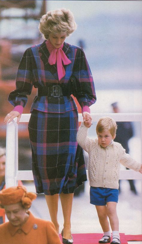 Princess Diana Fashion 80s, 1980s London Fashion, 80s Runway, 1987 Fashion, Fashion Eras, Vintage Fashion 1980s, 1980s Fashion Trends, Princess Diana Fashion, 80's Fashion