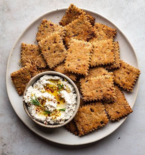 Vegan spelt crackers with onion and rosemary - Lazy Cat Kitchen Spelt Crackers, Beetroot Chocolate Cake, Spelt Recipes, Comfy Food, Lazy Cat Kitchen, Teriyaki Tofu, Cat Kitchen, Spelt Flour, Lazy Cat