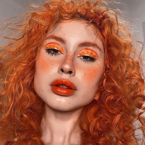 Beautiful orange aesthetic shown on her. Her eyeshadow and lips really pop out. #beauty #makeup #aveda #avedaibw #orange #makeuptransformation #lips #eyeshadow #gloss Orange Make Up, Monochrome Makeup, 70s Makeup, Yellow Makeup, Orange Sorbet, Orange Makeup, Makeup Inspired, Bold Makeup Looks, Retro Makeup