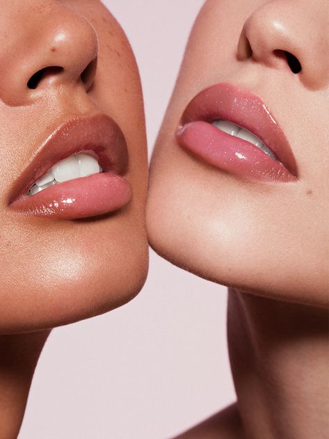 Kylie Cosmetics Aesthetic Wallpaper, Gloss Photoshoot, Cosmetics Photography Ideas, Kylie Jenner Beauty, Lip Photoshoot, Kylie Jenner Lipgloss, Lip Gloss Model Photography, Kylie Jenner Cosmetics Photoshoot, Lip Gloss Looks