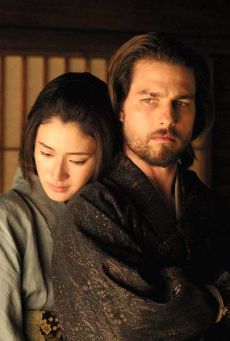 Tom Cruise & Koyuki Kato in The Last Samurai (2003) by Edward Zwick. Last Samurai, Tom Cruise Movies, Kare Kare, The Last Samurai, Movies Worth Watching, Movie Moments, Samurai Art, Hollywood Celebrity, Mission Impossible