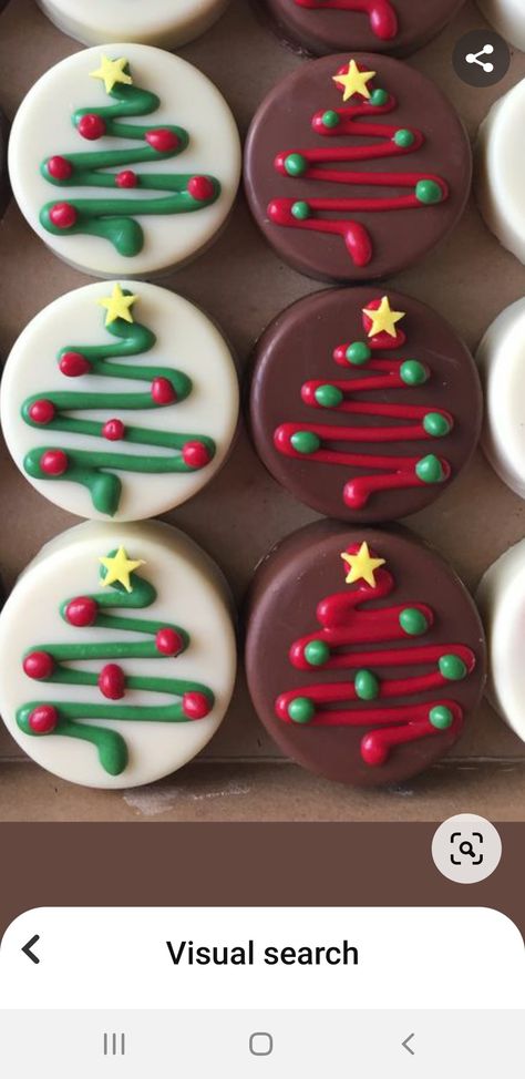 Xmas Themed Party Food, White Chocolate Dipped Oreos Christmas, Chocolate Covered Oreo Ornaments, Choc Covered Oreos Christmas, Grinch Chocolate Covered Oreos, Chocolate Covered Oreos For Christmas, Christmas Chocolate Oreos, Chocolate Covered Oreos Thanksgiving, Christmas Cake Puck