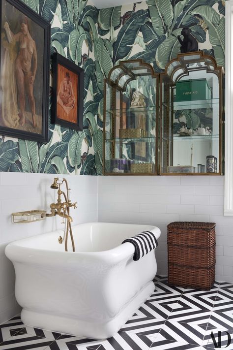 The famous Beverly Hills Hotel’s Martinque wallpaper hangs over Faith’s bathtub, a gift from Soho House founder Nick Jones from when Faith cut her maternity leave short to perform at a Soho House opening event for her friend. Tropical Bathroom Decor, Makeover Kamar Mandi, Glamorous Home, Tropical Bathroom, Paloma Faith, Eclectic Bathroom, Bad Inspiration, Bathroom Wallpaper, Leaf Wallpaper