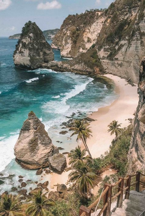 Diamond Beach is a stunning hidden beach located at the bottom of a sheer cliff on the eastern tip of the island of Nusa Penida. The stairway only takes a few minutes to reach the bottom but provides amazing views throughout the climb up and down. #diamondbeach #diamondbeachnusapenida #diamondbeachbali Bali Travel Photography, Diamond Beach, Bali Travel Guide, Bali Beaches, Nusa Penida, Bali Island, Hidden Beach, Island Tour, Beach Beauty