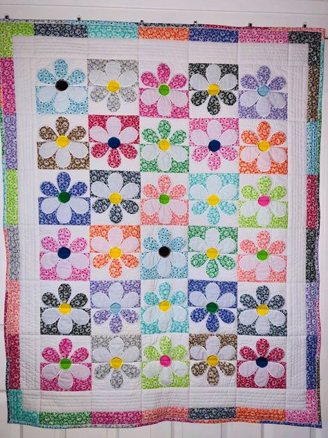 Quilt Patterns Flowers, Flower Applique Quilt Patterns, Quilting Fabric Projects, Flower Quilt Patterns, Sunflower Quilts, Bright Quilts, Baby Patchwork Quilt, Homemade Quilts, Quilting Designs Patterns