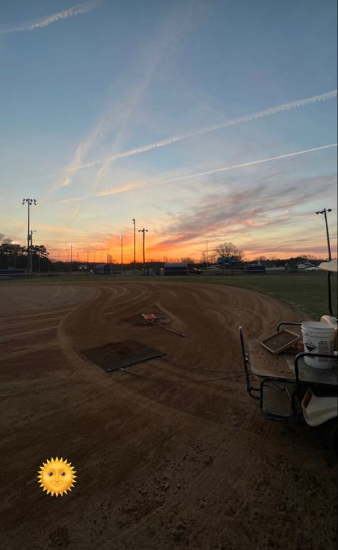 sunset
Summer
Softball
Practice
Baseball
Field
Orange 
Purple
Blue Fastpitch Softball Drills, Softball Aesthetic, Softball Field, Softball Practice, Creative Vision Boards, Softball Drills, Fastpitch Softball, Sky Pictures, Vision Boards