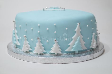 Blue Christmas Cake, Festive Bakes, Fondant Christmas Cake, Christmas Cake Ideas, Jul Kaka, Using Fondant, Xmas Cakes, Cake Stock, Cake Christmas