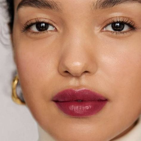 Reviewed: Merit's New Signature Lip Lightweight Lipstick | Who What Wear Soft Berry Lipstick, Lipstick For Tan Skin, Berry Lip Makeup Look, Berry Lips Makeup, Berry Makeup, Deep Winter Palette, Clean Beauty Makeup, Berry Lipstick, Lip Trends