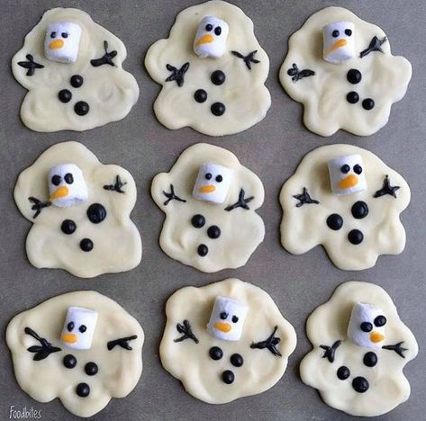 Snowman Treats, Melting Snowmen, Melted Snowman, Creative Baking, Snowman Cookies, Easy Food Art, Christmas Food Desserts, Xmas Food, Chocolate Mix