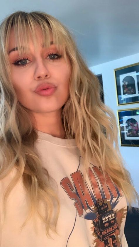 Miley Cyrus ✨ (on 23th in April 2019) Womens Hair Color, Miley Cyrus Long Hair, Hair Color Summer, Miley Cyrus Hair, Miley Cyrus News, Miley Stewart, Miley Cyrus Style, Blonde Hair Makeup, Womens Hair