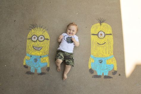 Minion sidewalk chalk art Chalk Art Sidewalk, Fun Chalk Art, Chalk Ideas, Sidewalk Chalk Art, Minion Birthday, Chalk It Up, Sidewalk Chalk, Chalk Art, Baby Photoshoot