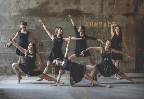 Dance Group Photoshoot, Dance Team Group Photos, Group Dance Poses, Dance Team Photoshoot Ideas, Dance Team Photos Individual, Jazz Dance Group Poses, Dance Group Photography Team Photos, Spotlight Photoshoot, Dance Portfolio