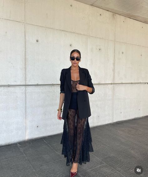 Lace Maxi Dress Outfit, Black Lace Skirt Outfit, Solange Knowles Style, Chic Black Outfits, Long Lace Dress, Boho Street Style, Black Lace Maxi Dress, Edgy Dress, Evening Party Dresses