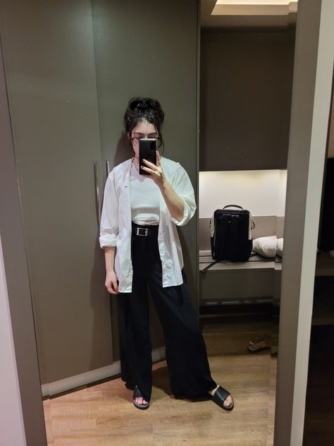 outfit white shirt + white tank top + black pants White Button Up Women, Button Up Women, White Button Up, Pants White, White Tank Top, White Tank, Minimalist Outfit, Black Tank Tops, Shirt White