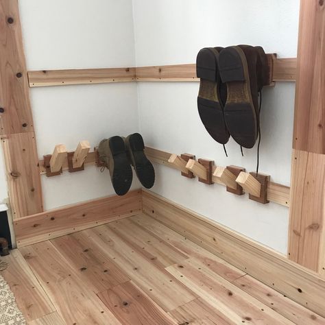 French Cleat Shoe Rack, French Cleat, Cleats Shoes, Crafts For Home Decor, Neat Ideas, Diy Crafts For Home Decor, Diy Home Crafts, Shoe Storage, Van Life