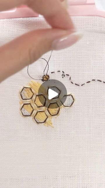 Embroidery Art and Tutorials on Instagram: "I just felt like creating a bee and honeycomb embroidery 🥰 I used a pen with a hexagon tip as stencil for the honeycomb, which turned out quite nicely. Let me know if you want a full pattern and tutorial of this design!  #embroidery #honeycomb #bee #beeembroidery #threadart #threadpainting #modernembroidery #creative #fiberart" Embroidered Bee Pattern, Bee Hive Embroidery, Bee Applique Pattern, Embroidery Honeycomb, Honey Bee Embroidery, Honeycomb Embroidery, Bee Embroidery Design, Bee Wings, Bee Embroidery