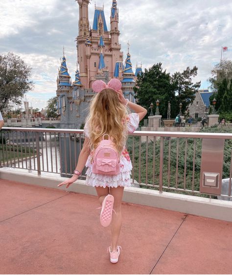 Preppy Disneyland, Disney Preppy, Disneyworld Aesthetic, Disney Poses, Disney Trip Outfits, Disney Outfits Women, Disney Lifestyle, Cute Disney Outfits, Disney Photo Ideas