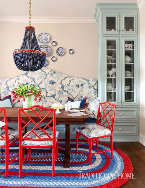 Traditional Home This breakfast room combines country elements like a braided rug and wood table with red lacquered Chinese Chippendale chairs and a bench upholstered in a blue and white Chinoiserie f Chinese Chippendale Chairs, Red Chairs, Chippendale Chairs, House Of Turquoise, Banquette Seating, Design Hotel, Diy Interior, Farmhouse Dining Room, Farmhouse Dining