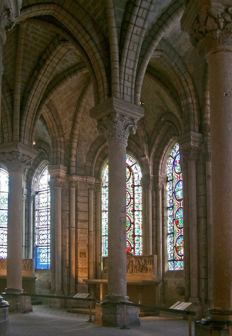 The ambulatory at the Abbey of Saint-Denis Basilica Of St Denis, Gothic Style Architecture, French Gothic Architecture, Ribbed Vault, Gothic Statue, French Gothic, Giorgio Vasari, Gothic Buildings, Romanesque Architecture