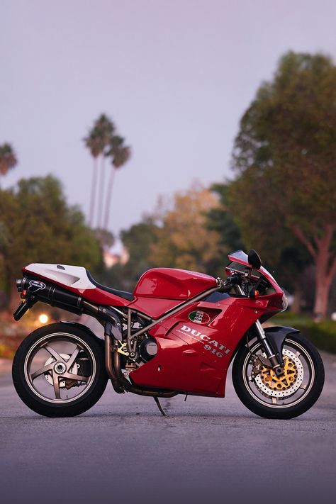 1997 Ducati 916 SPS at Moto Borgotaro Honda Rc30, Super Four, 275 Gtb, Ducati 916, Ducati Cafe Racer, Races Style, Motocross Racing, Ducati Motorcycles, Racing Circuit