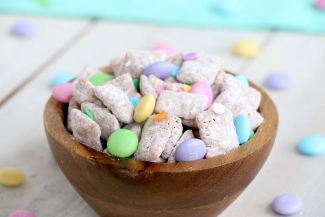 Spring Puppy Chow Recipe - Inspirational Momma Easter Puppy Chow, Easy Puppy Chow, Puppy Chow Snack, Puppy Chow Recipe, Chow Recipe, Puppy Chow Recipes, Peanut Butter Snacks, Jelly Cookies, Chex Cereal