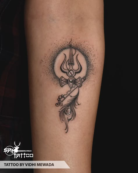 #trishul #trishultattoo #flute #peacockfeather #customizedtattoo #shiva #shivatattoo #flutetattoo #customized #tattoo #tattooideas #tattooart #tattoodesign #explore #explorepage #tattoosofinstagram #everysinglestrokematters #samtattooindia Trishul With Peacock Feather Tattoo, Krishna And Shiva Together Tattoo, Shri Krishna Tattoo Design, Shiva And Krishna Tattoo, Om With Trishul Tattoo Design, Shiva Art Tattoo, Krishna Tattoo Design For Men, Om Trishul Tattoo, Flute Tattoo